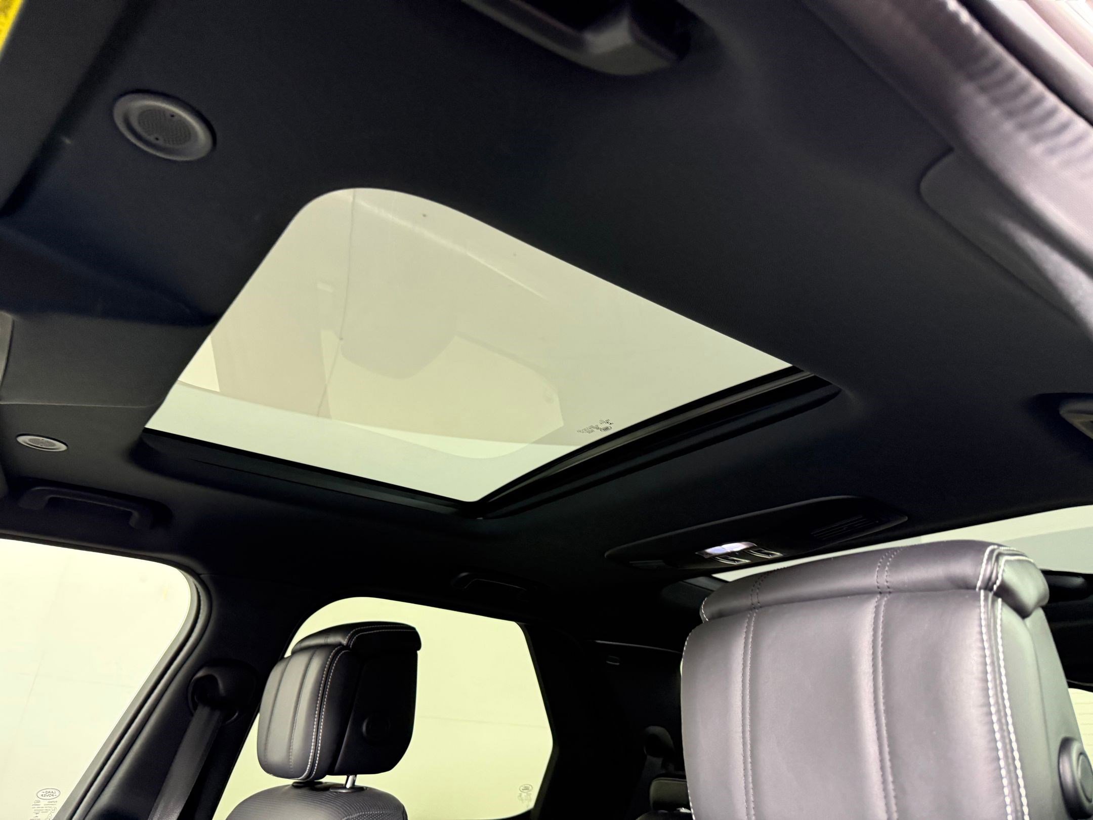 Used 2023 Land Rover Discovery S R-Dynamic image 14