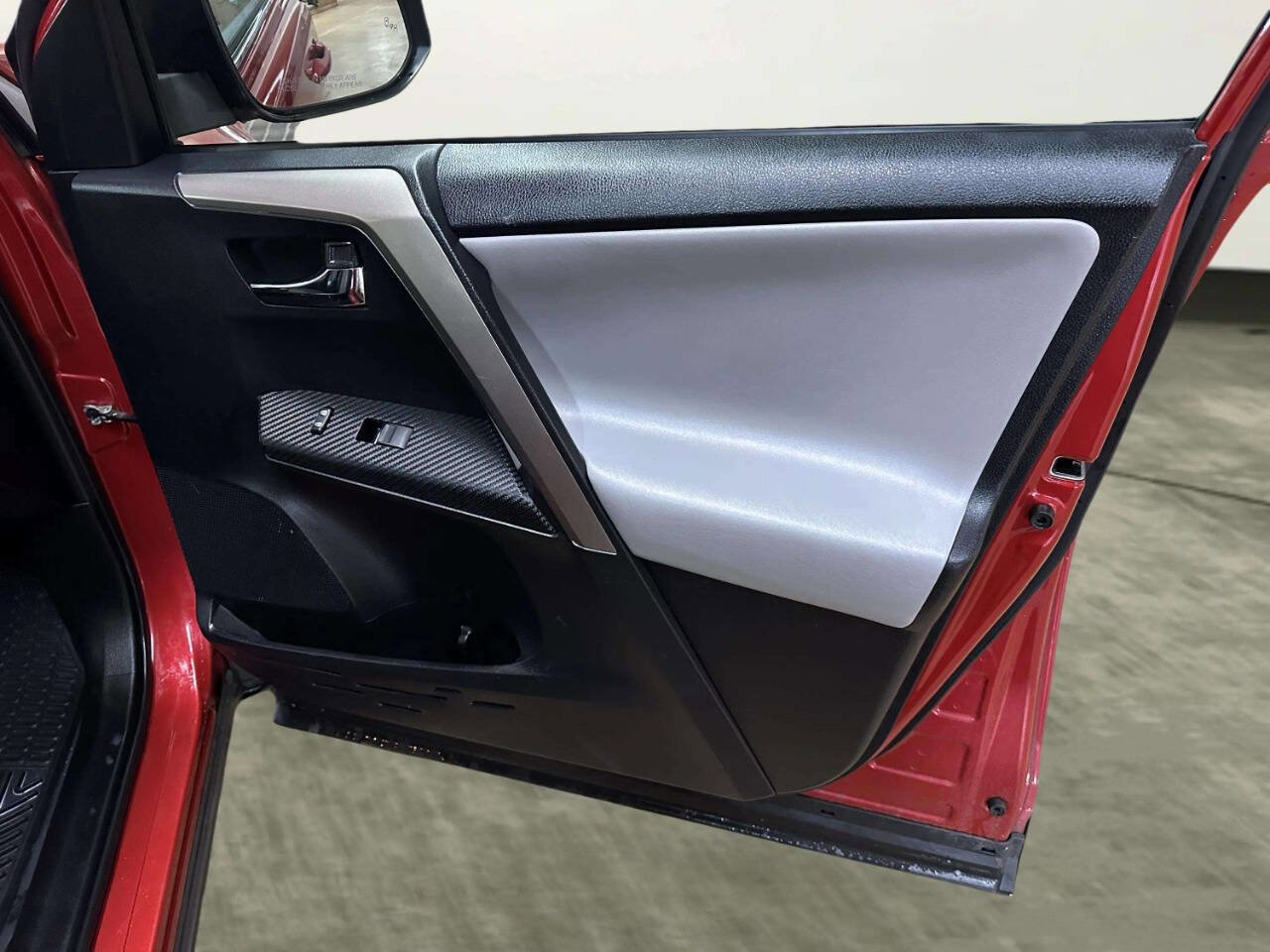 Used 2014 Toyota RAV4 Limited w/ Technology Package image 29