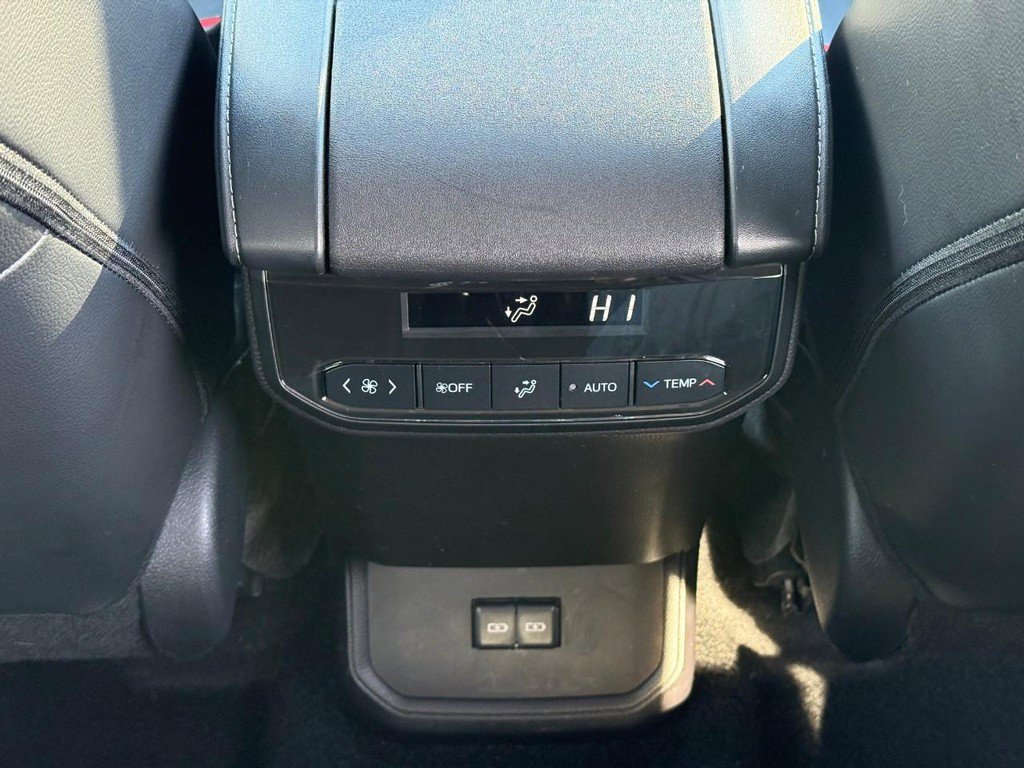 Used 2024 Toyota Highlander XLE image 19