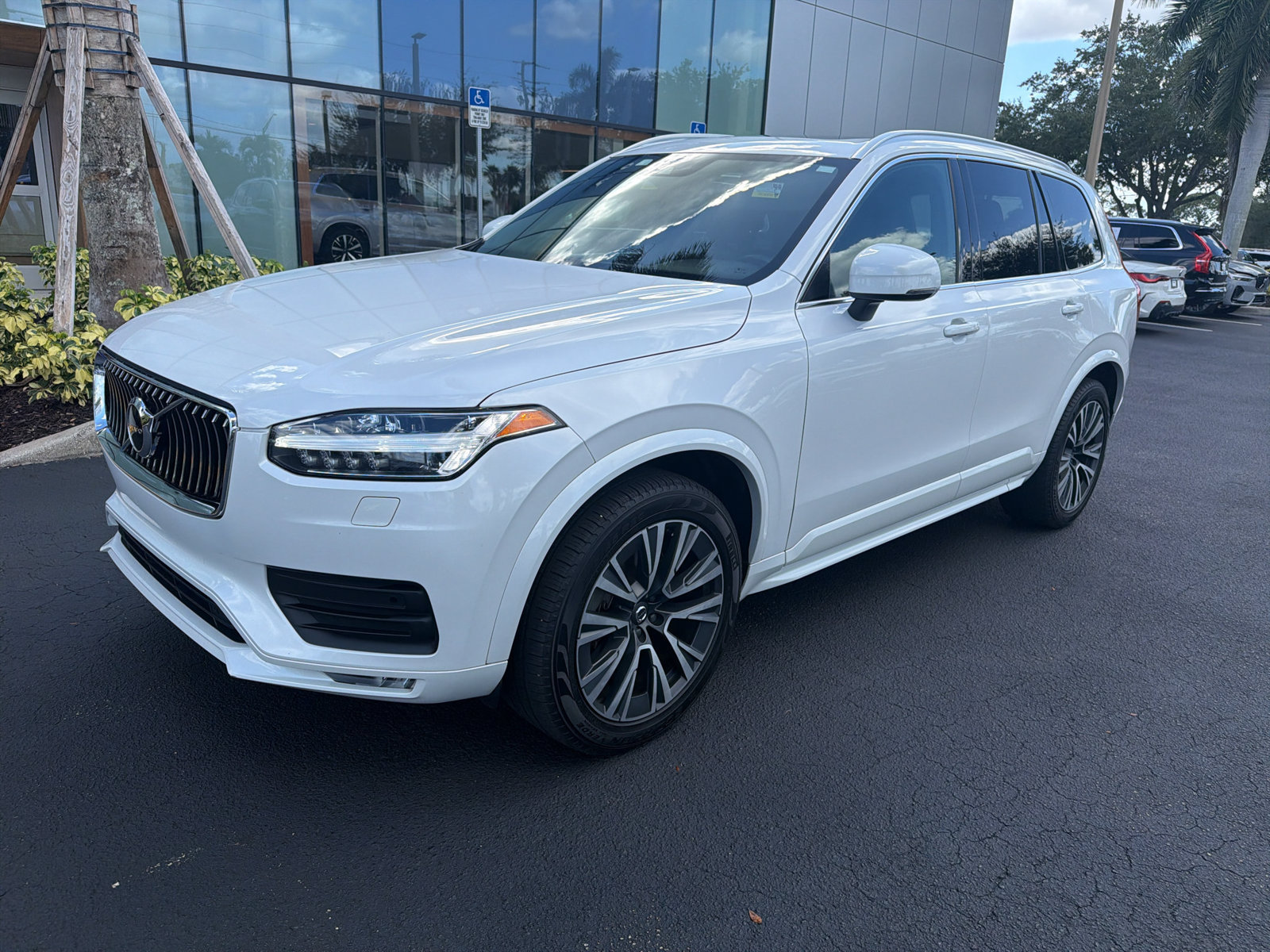 Used 2021 Volvo XC90 T6 Momentum w/ Protection Package Premier AWD/4WD image 2