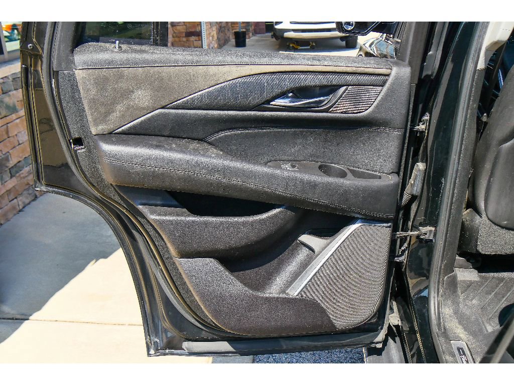 Used 2019 Cadillac Escalade Luxury w/ Escalade Sport Edition AWD/4WD image 17