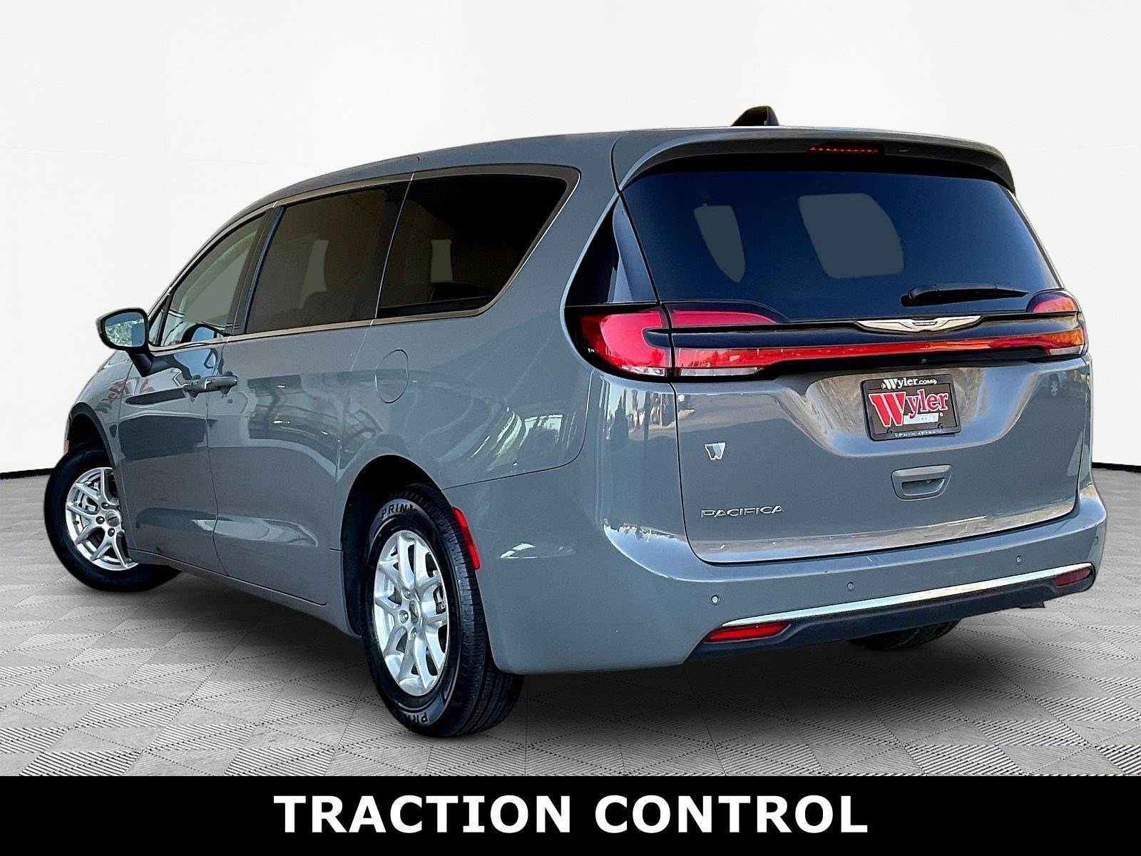 Used 2023 Chrysler Pacifica Touring-L FWD image 4