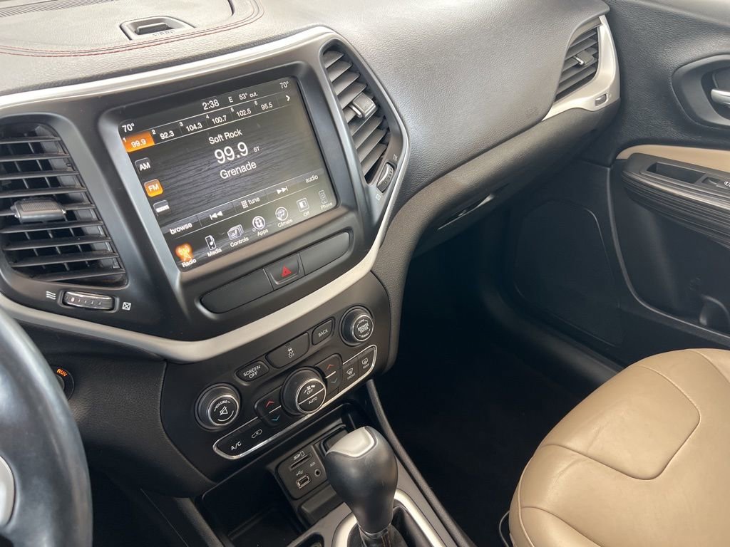 Used 2017 Jeep Cherokee Limited image 25