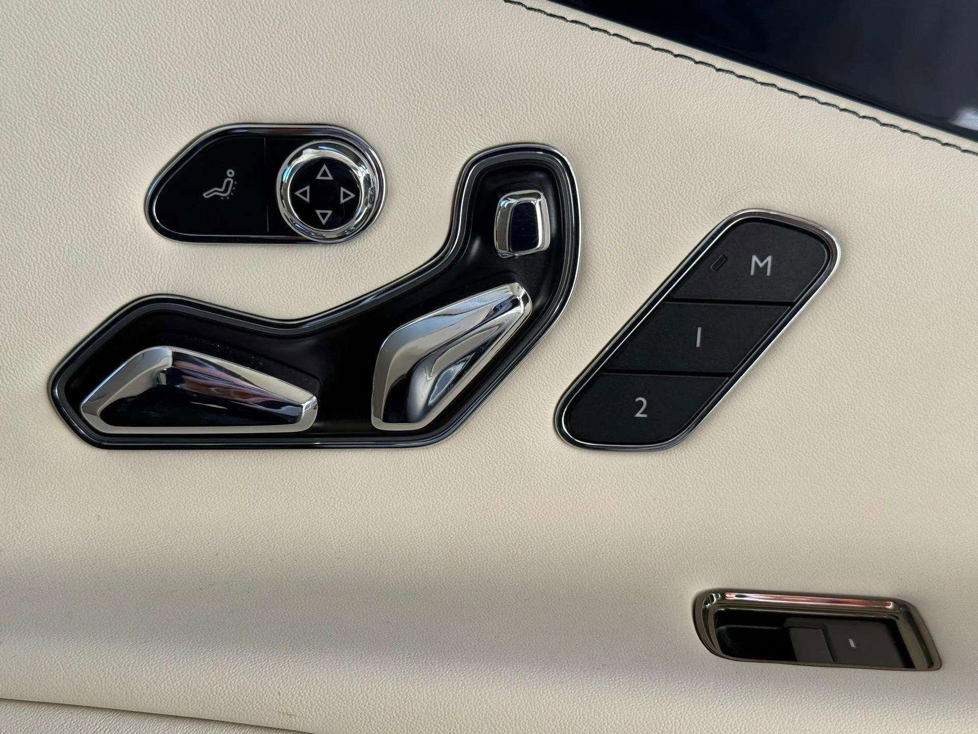 Used 2025 Bentley Flying Spur Plug-In Hybrid image 44