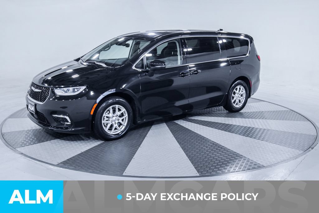 Used 2023 Chrysler Pacifica Touring-L FWD image 3