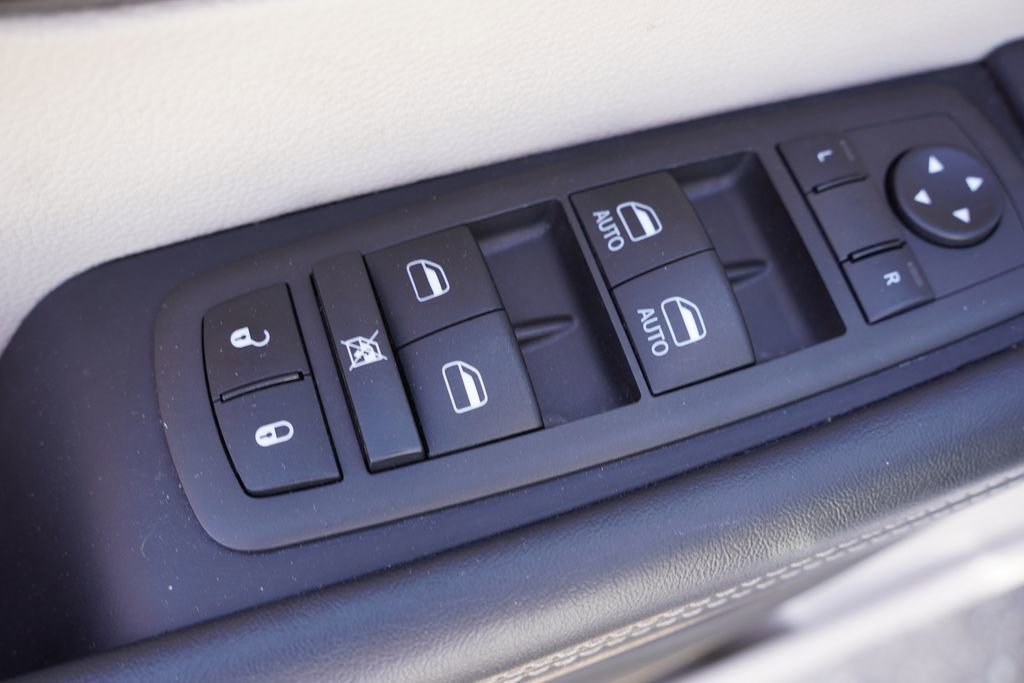 Certified 2024 Chrysler Pacifica Limited FWD image 26