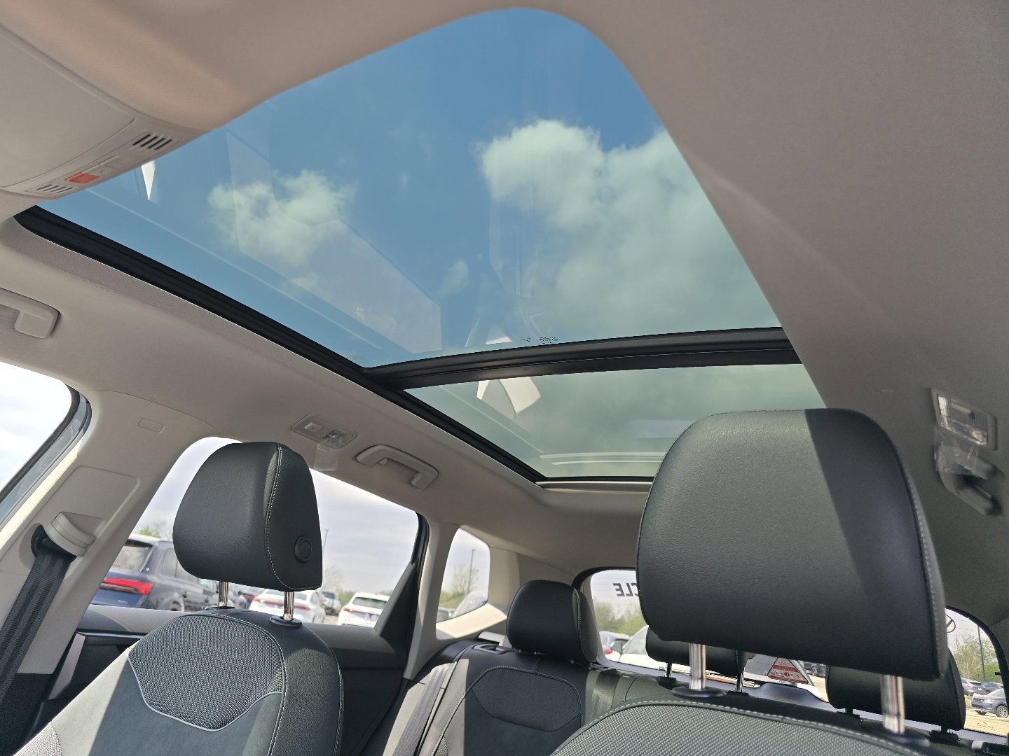 New 2026 Volkswagen Taos SE FWD image 3