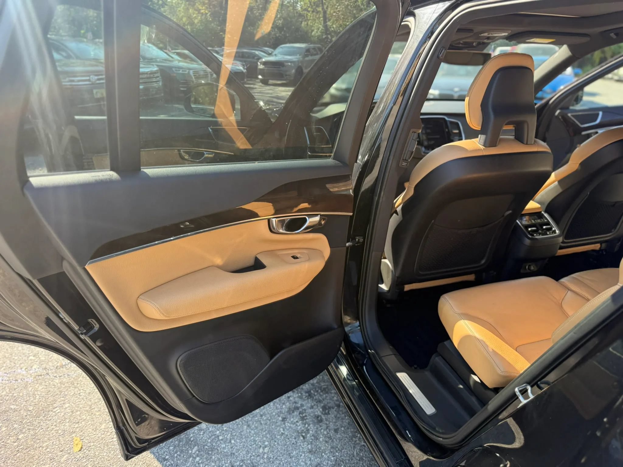 Used 2016 Volvo XC90 T6 Momentum w/ Momentum Plus Package AWD/4WD image 17