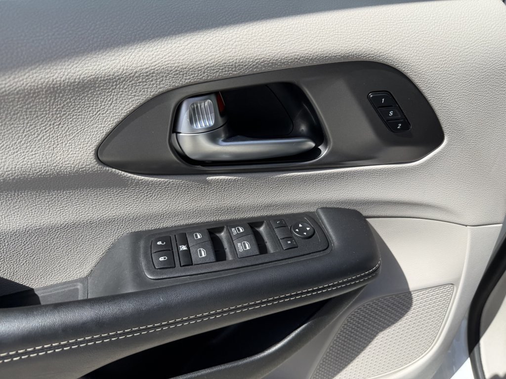 Used 2023 Chrysler Pacifica Touring-L FWD image 20
