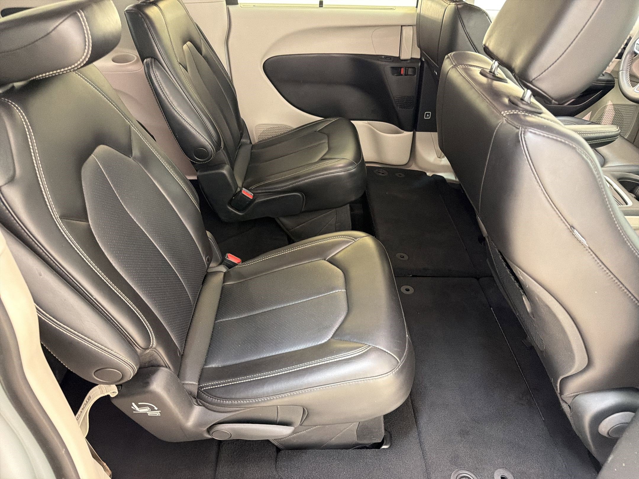 Used 2023 Chrysler Pacifica Touring-L FWD image 28
