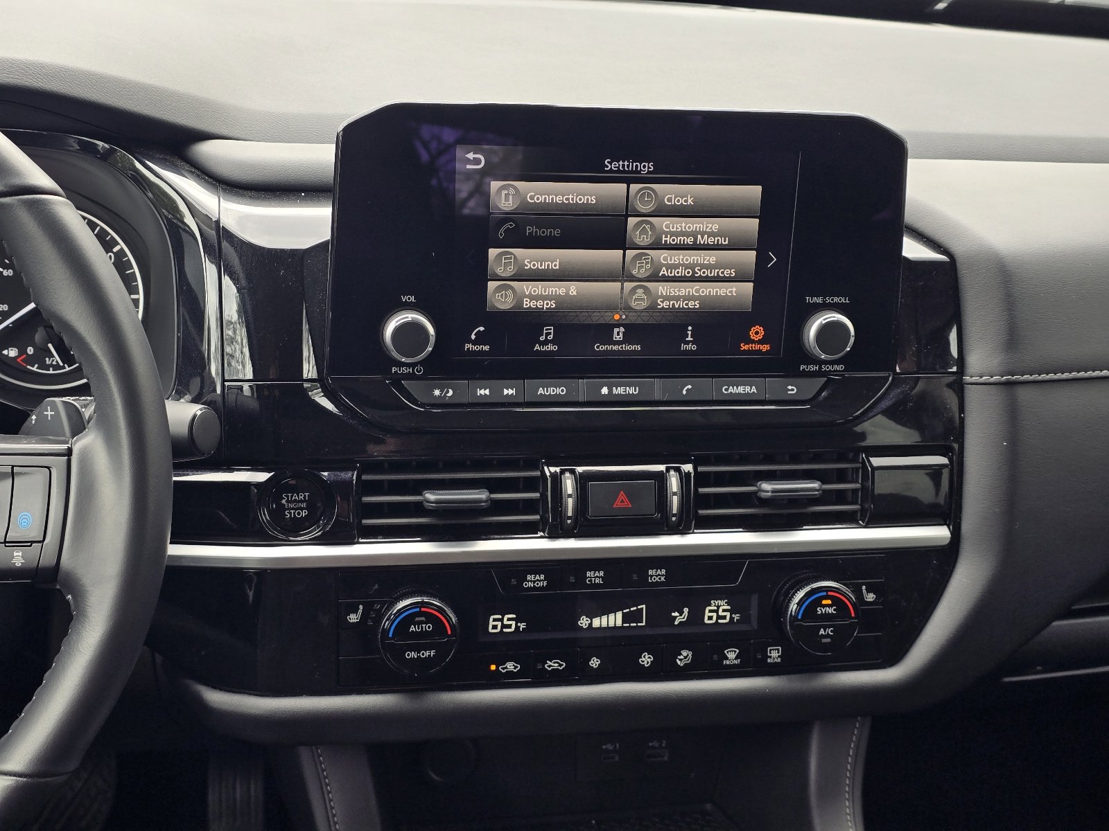 Used 2025 Nissan Pathfinder SV image 16