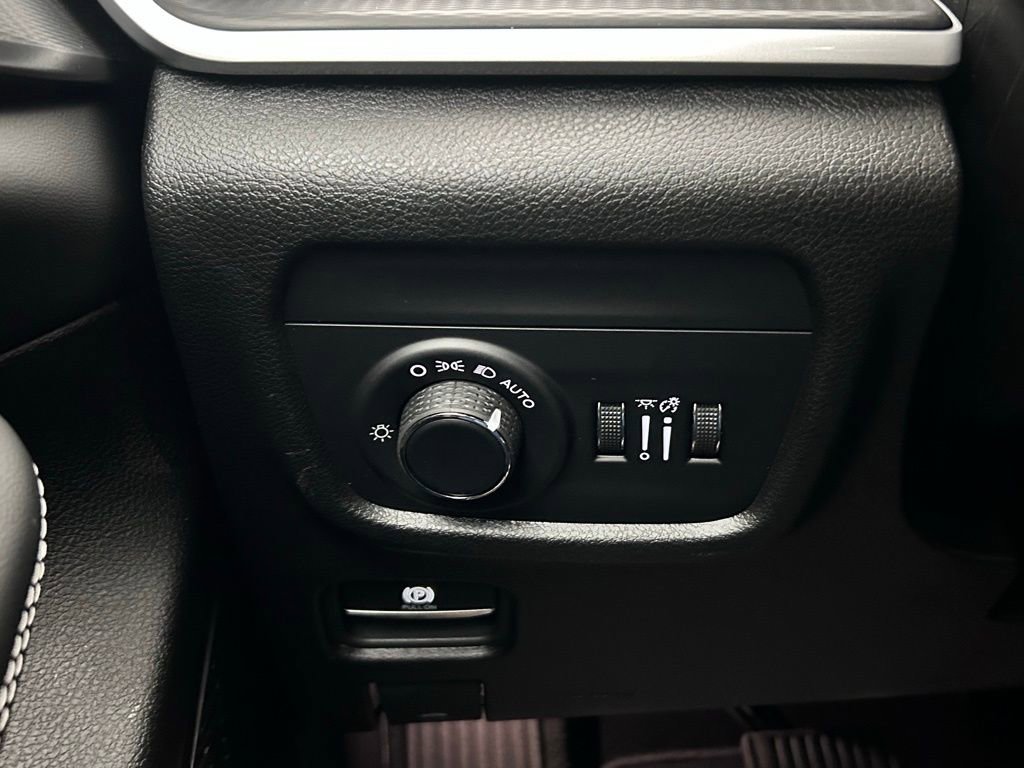 New 2025 Jeep Grand Cherokee Altitude image 19