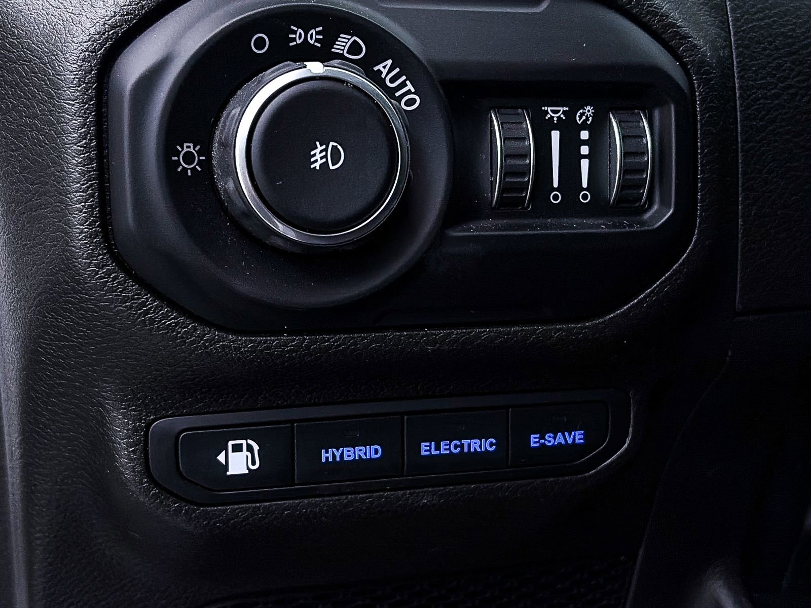 Used 2022 Jeep Wrangler Unlimited Sahara w/ Cold Weather Group image 18