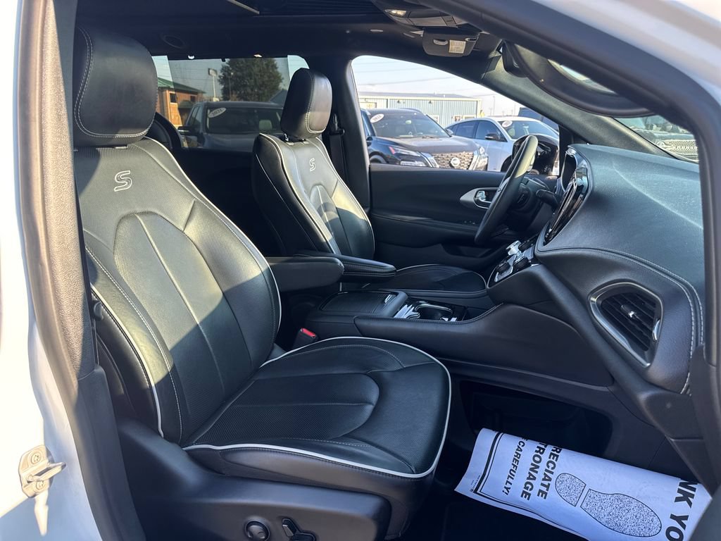 Used 2025 Chrysler Pacifica Limited FWD image 11