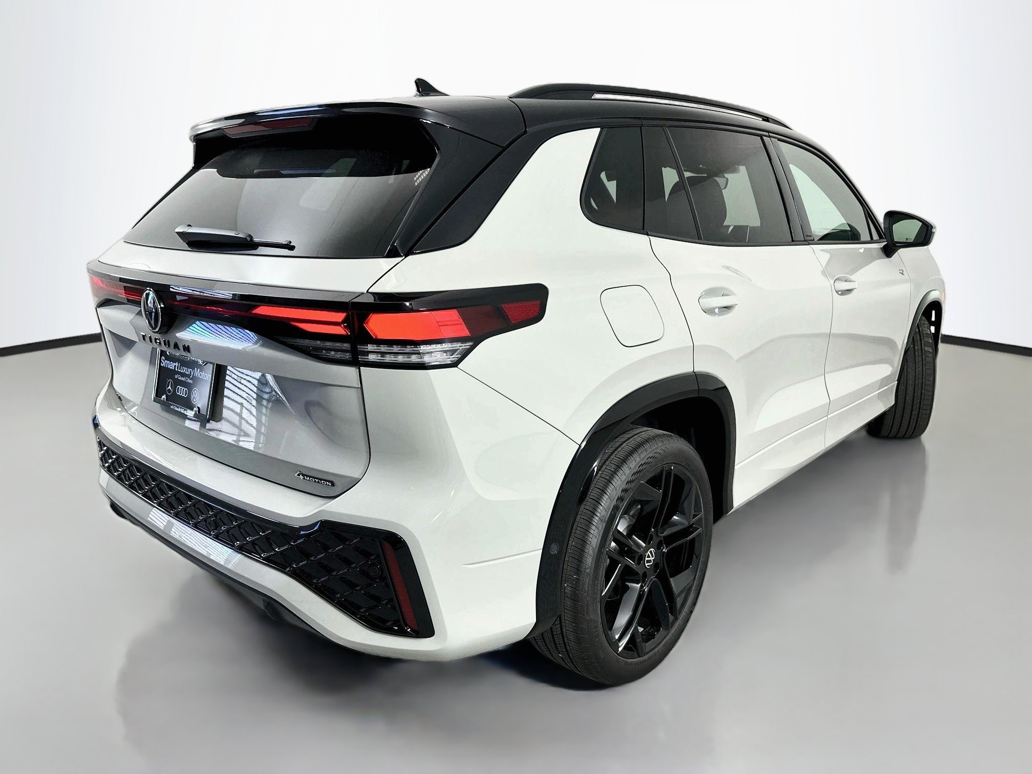 New 2026 Volkswagen Tiguan SE R-Line AWD/4WD image 7