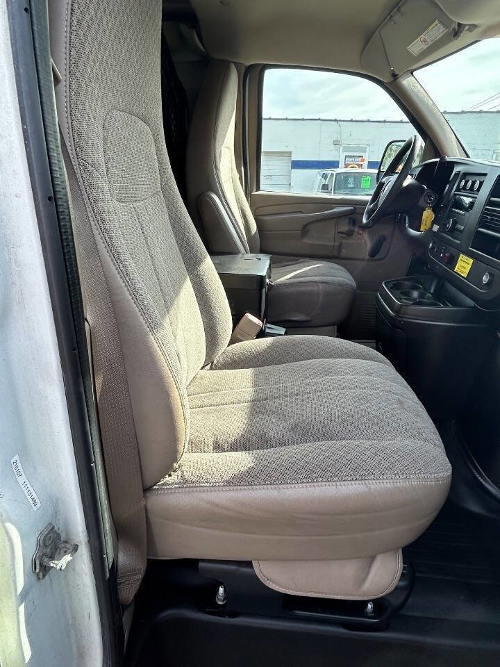 Used 2011 Chevrolet Express 2500 image 4