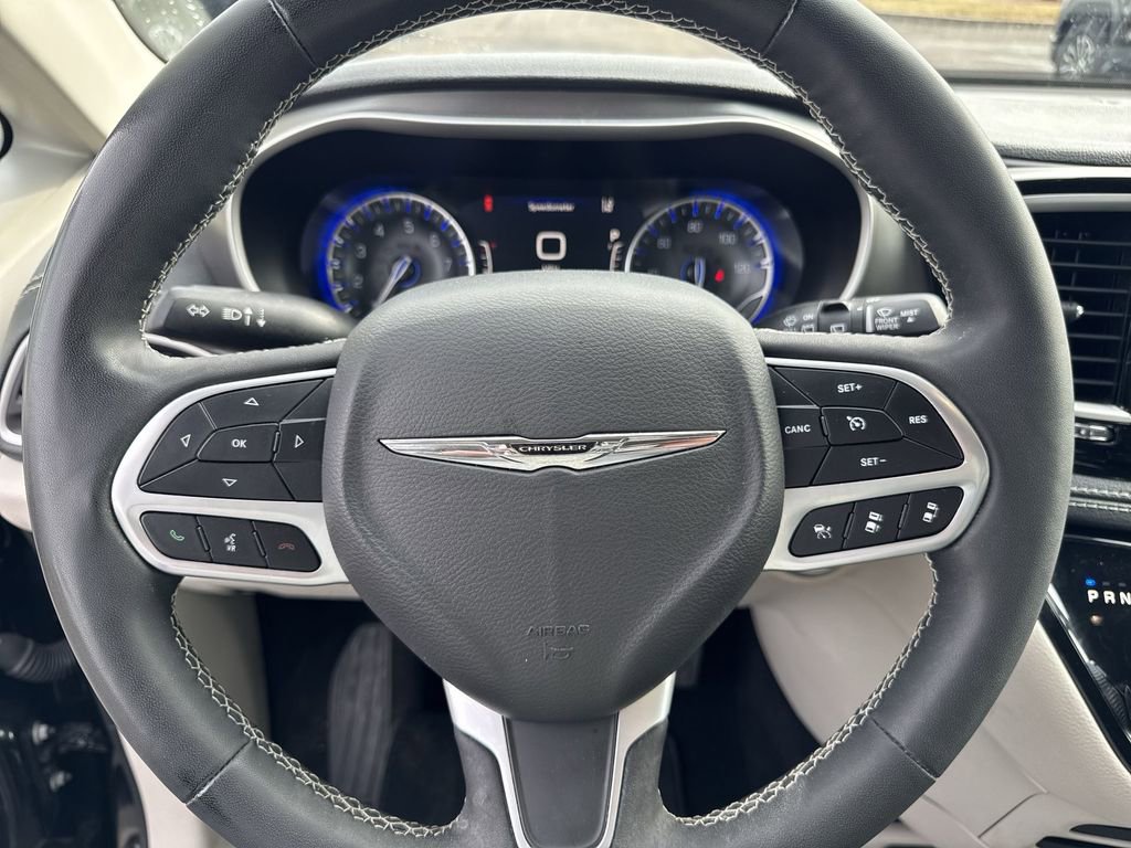 Used 2023 Chrysler Pacifica Touring-L image 31