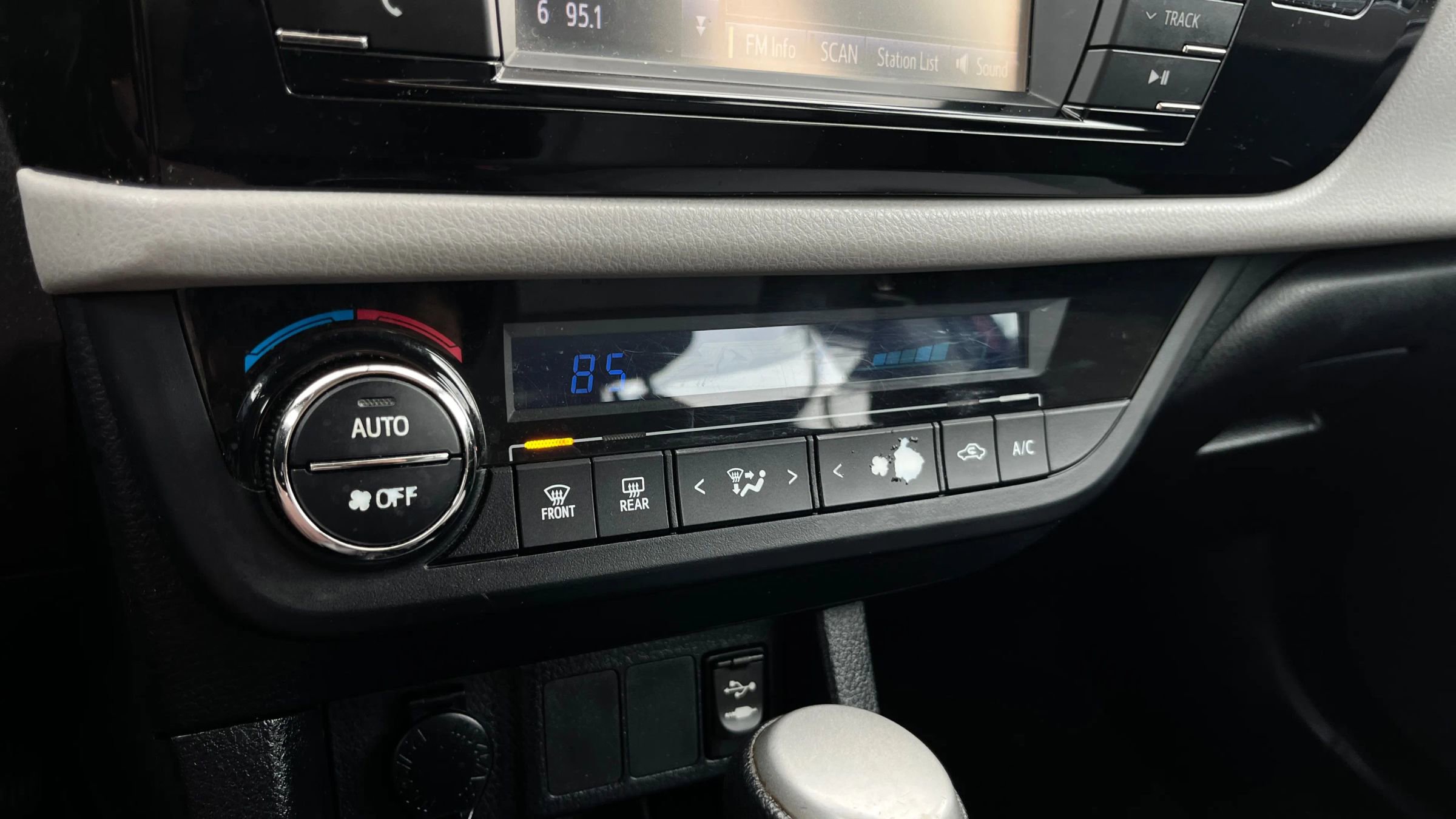 Used 2014 Toyota Corolla LE image 21