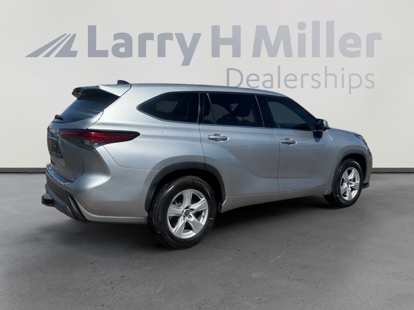 Used 2022 Toyota Highlander LE FWD image 5
