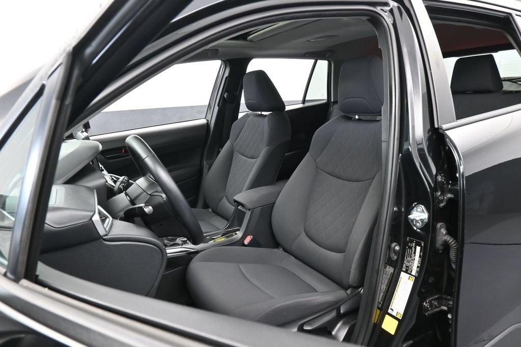 Used 2022 Toyota Corolla Cross LE w/ Moonroof Package FWD image 10