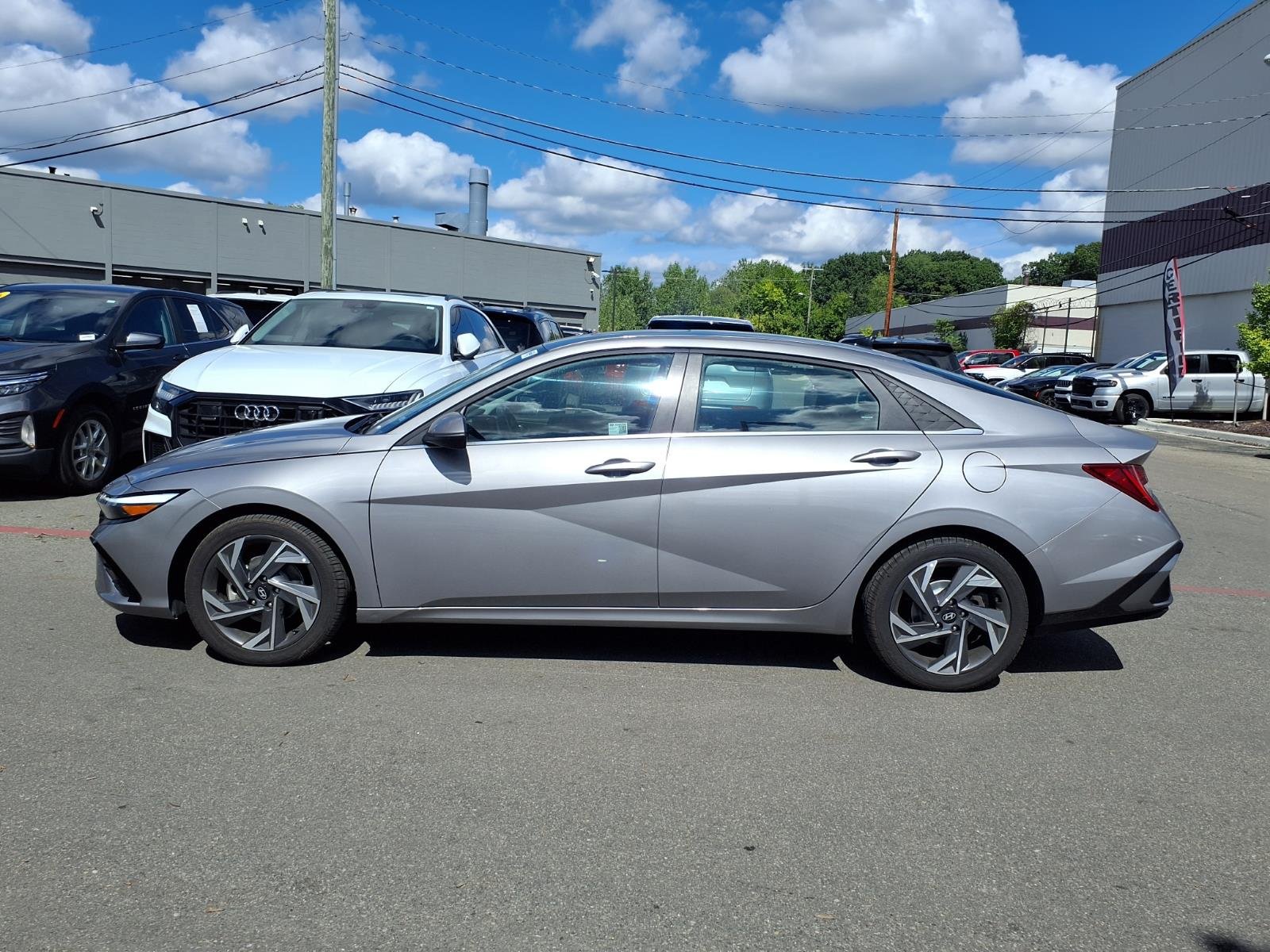 Used 2025 Hyundai Elantra Limited FWD image 24