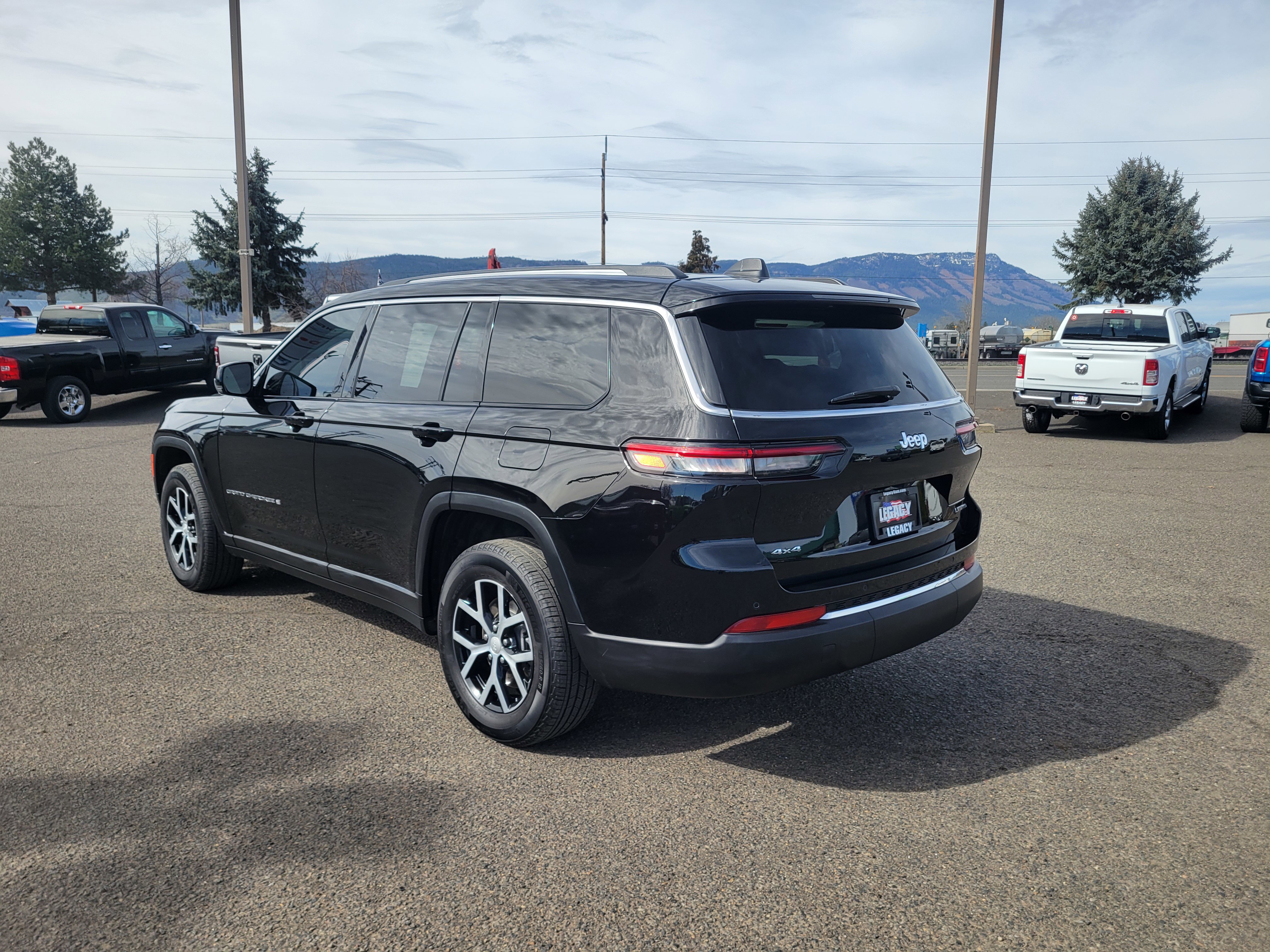 Used 2024 Jeep Grand Cherokee L Limited image 13
