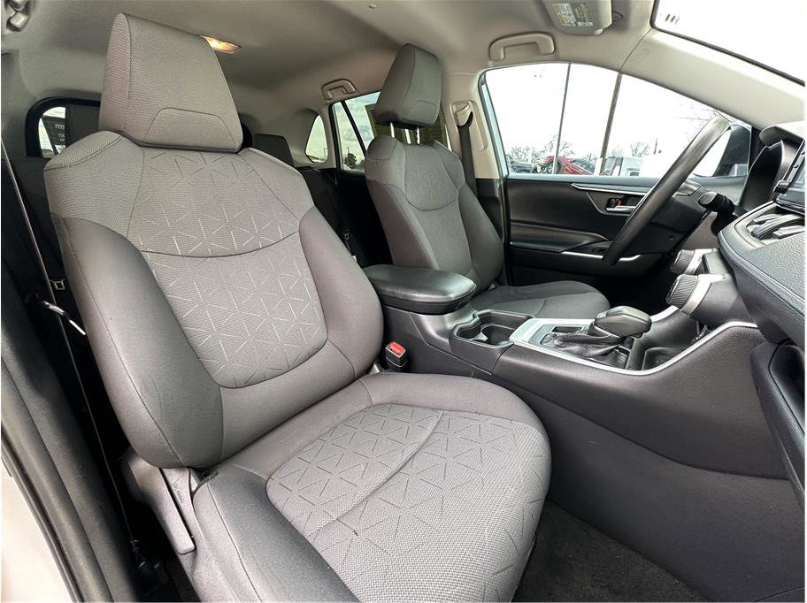 Used 2020 Toyota RAV4 XLE image 4