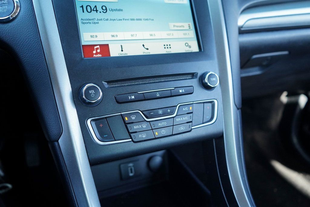 Used 2018 Ford Fusion SE w/ Fusion SE Technology Package image 12