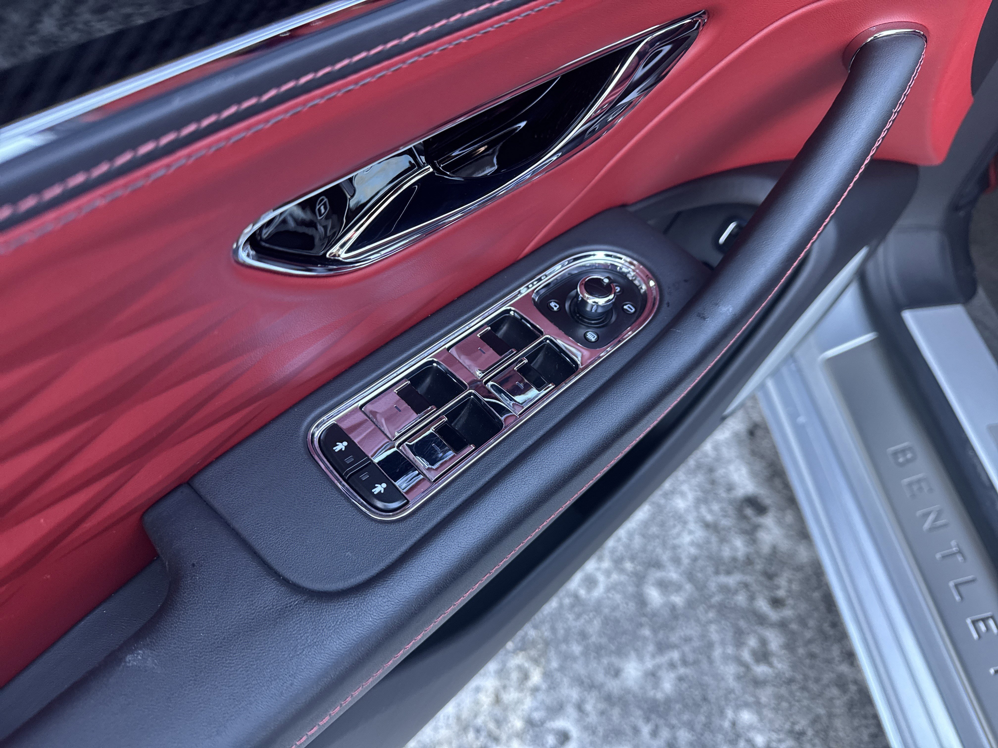 Used 2022 Bentley Flying Spur Plug-In Hybrid image 12