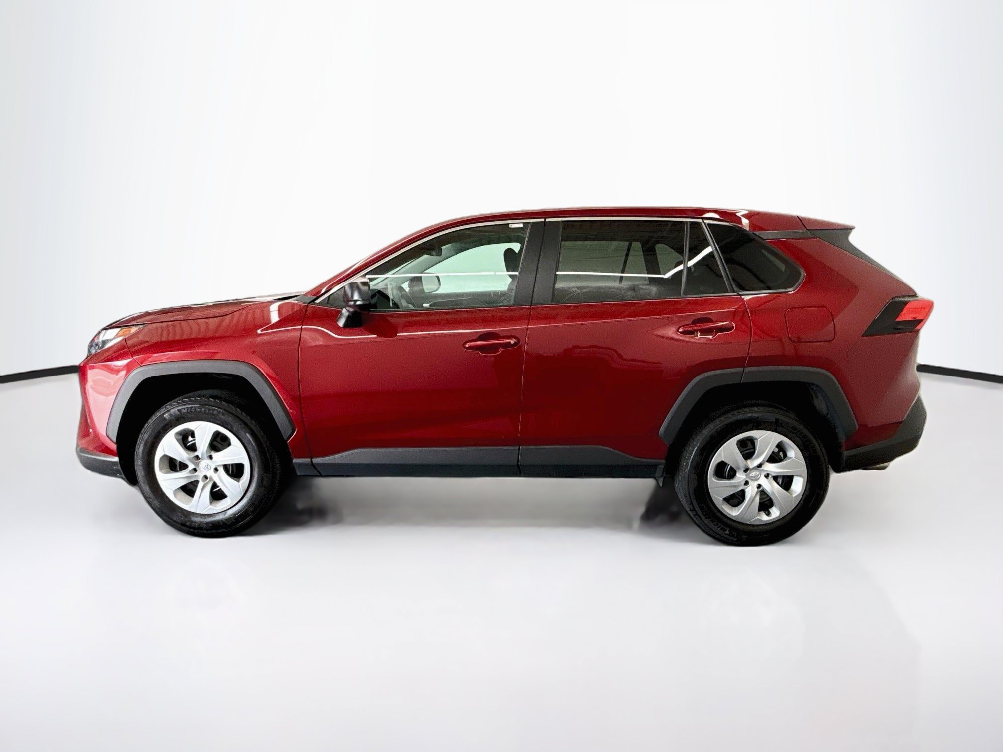 Used 2025 Toyota RAV4 LE AWD/4WD image 4
