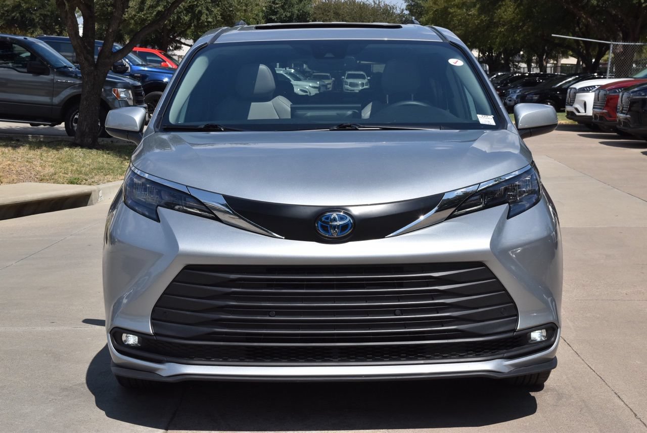 Used 2025 Toyota Sienna XLE FWD image 3