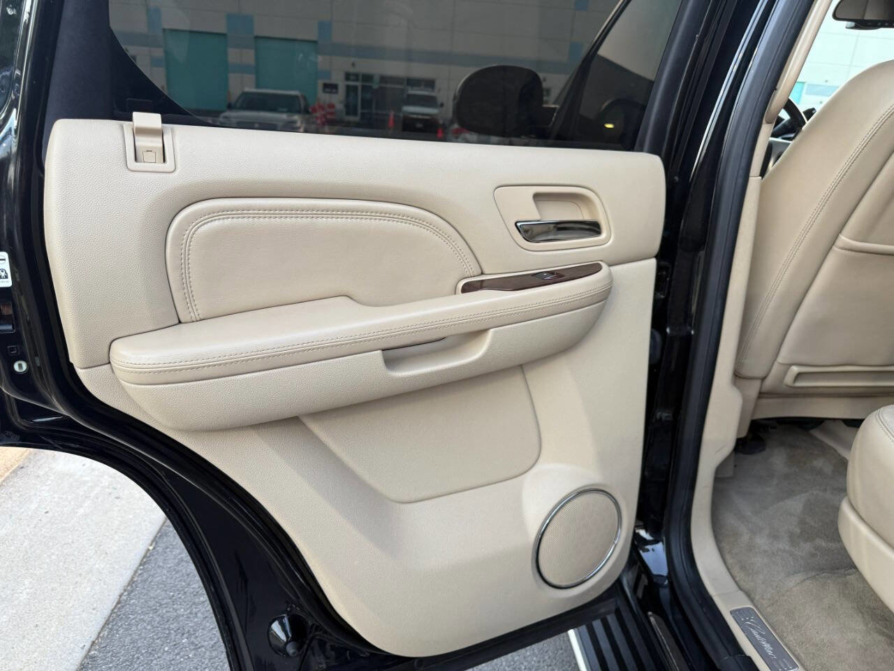 Used 2012 Cadillac Escalade Luxury image 29