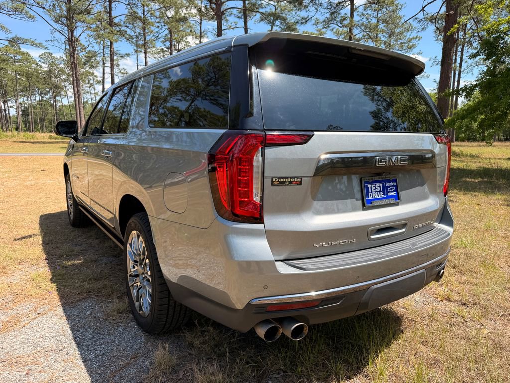 Used 2024 GMC Yukon XL Denali Ultimate AWD/4WD image 3