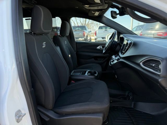 Used 2020 Chrysler Pacifica Touring w/ Advanced Safetytec Group image 13