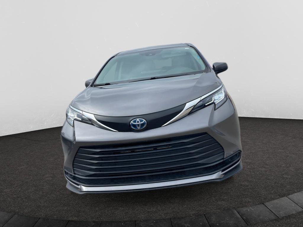 Used 2022 Toyota Sienna LE image 2