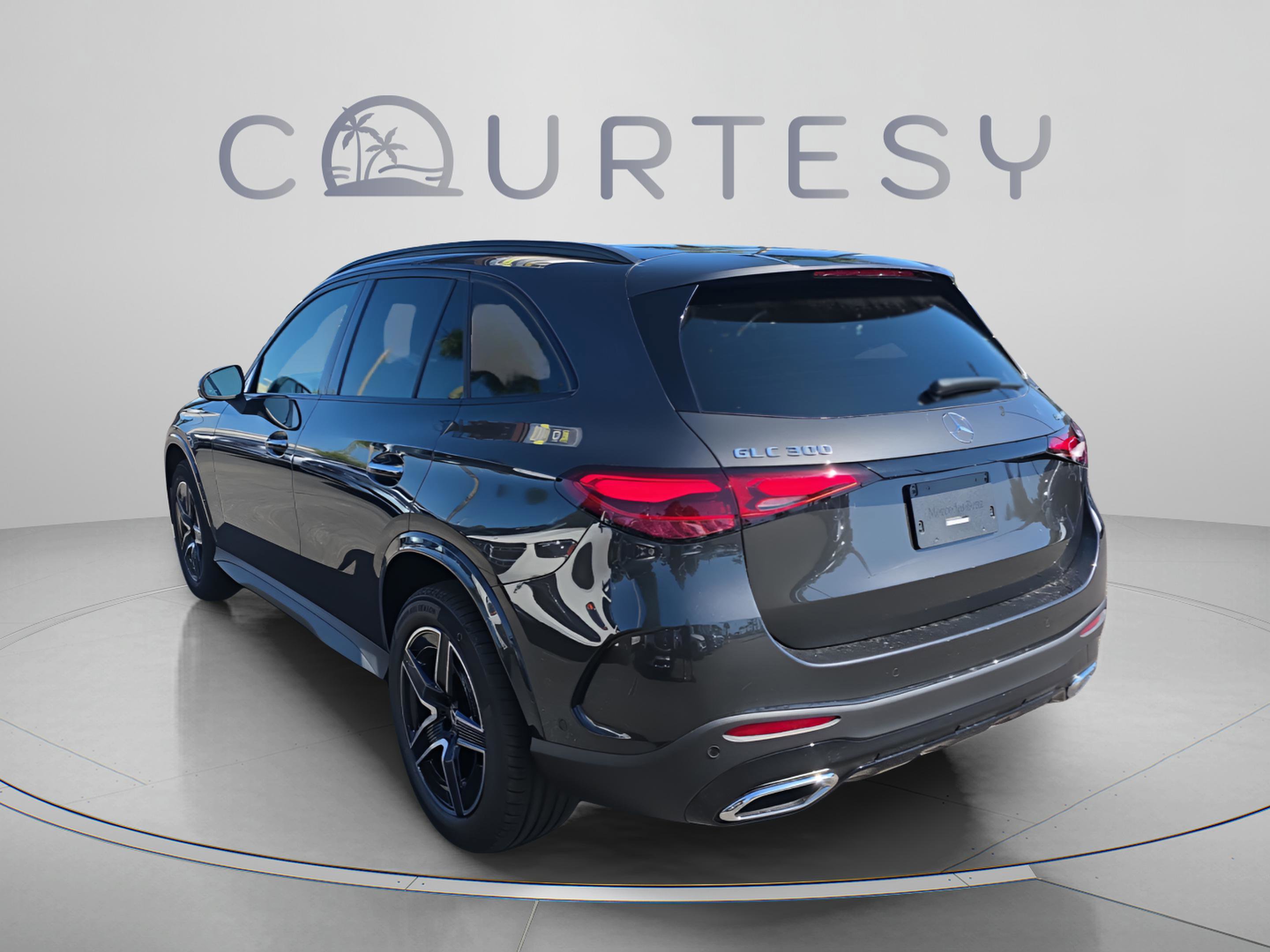 Used 2026 Mercedes-Benz GLC 300 4MATIC image 3
