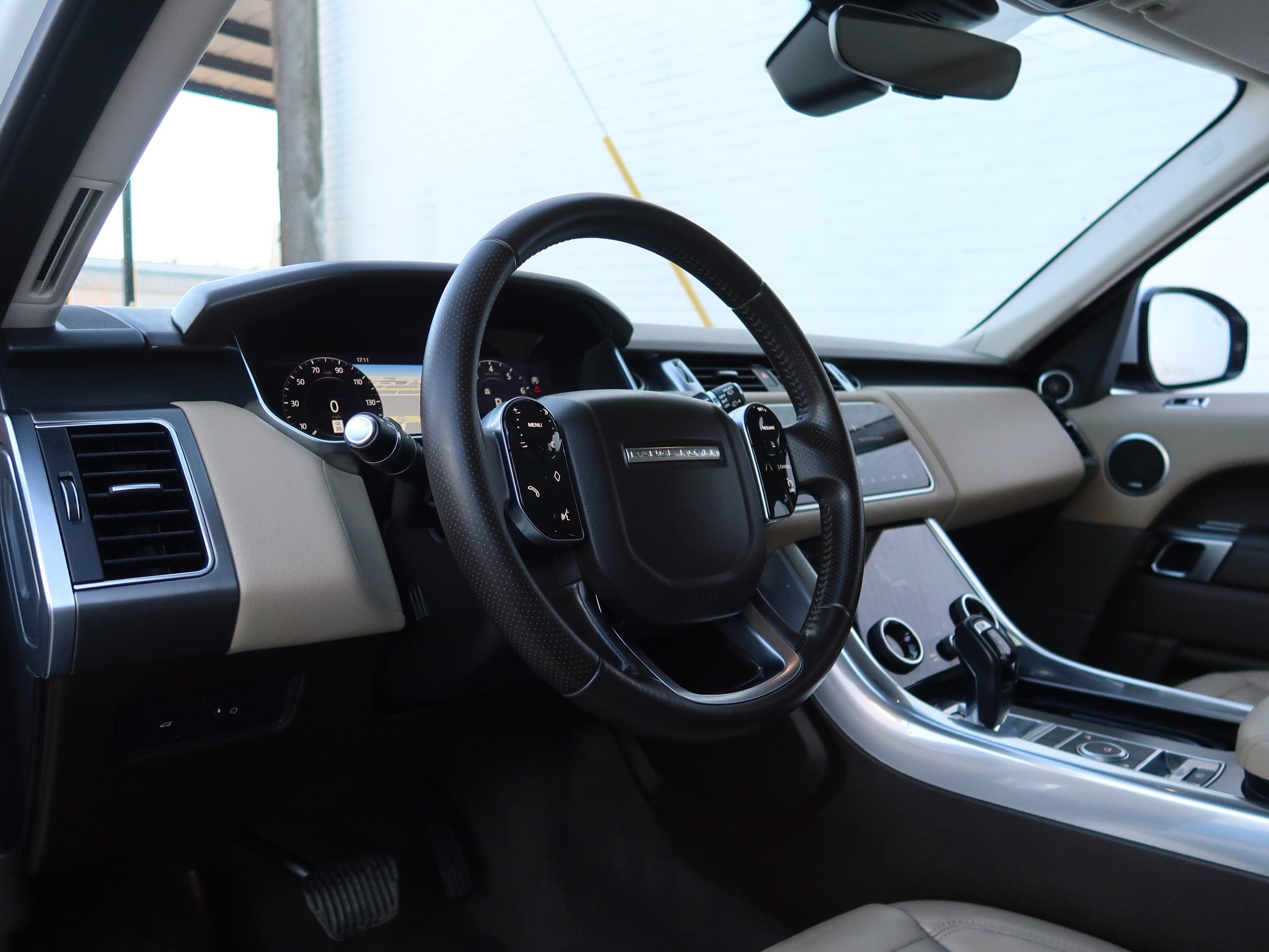 Used 2018 Land Rover Range Rover Sport SE image 35