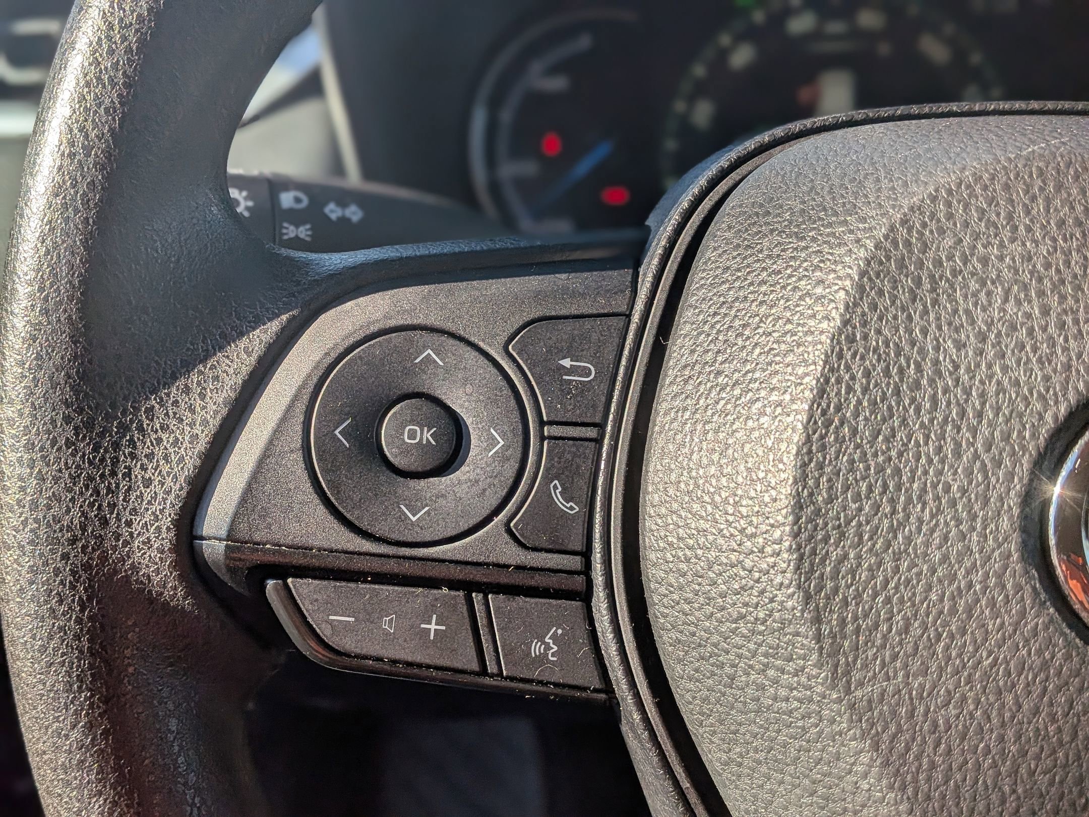 Used 2025 Toyota RAV4 XLE image 21