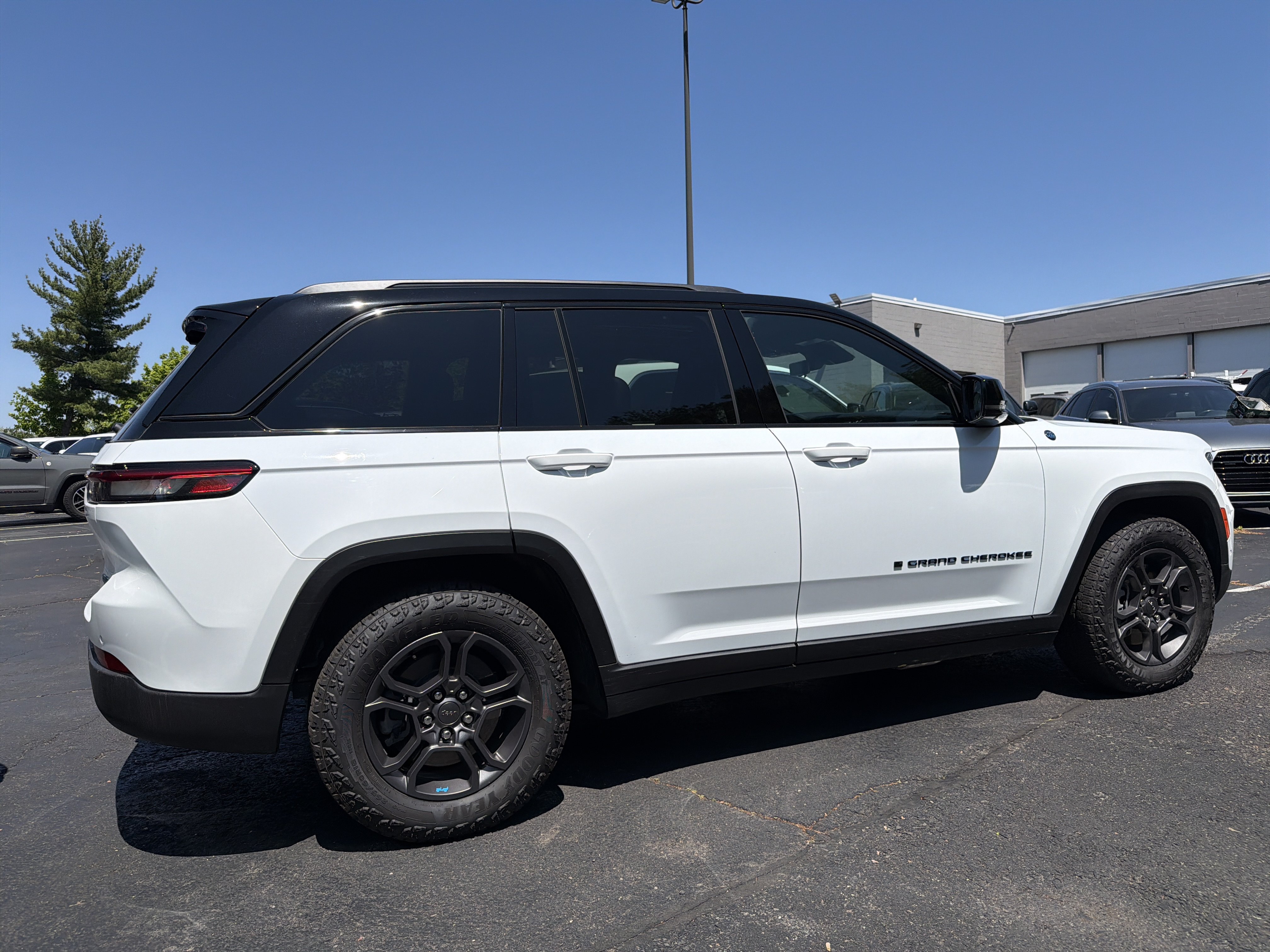 Used 2024 Jeep Grand Cherokee Trailhawk w/ Advanced Protech Group II AWD/4WD image 9