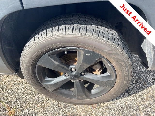 Used 2018 Jeep Cherokee Latitude w/ Altitude Package FWD image 18