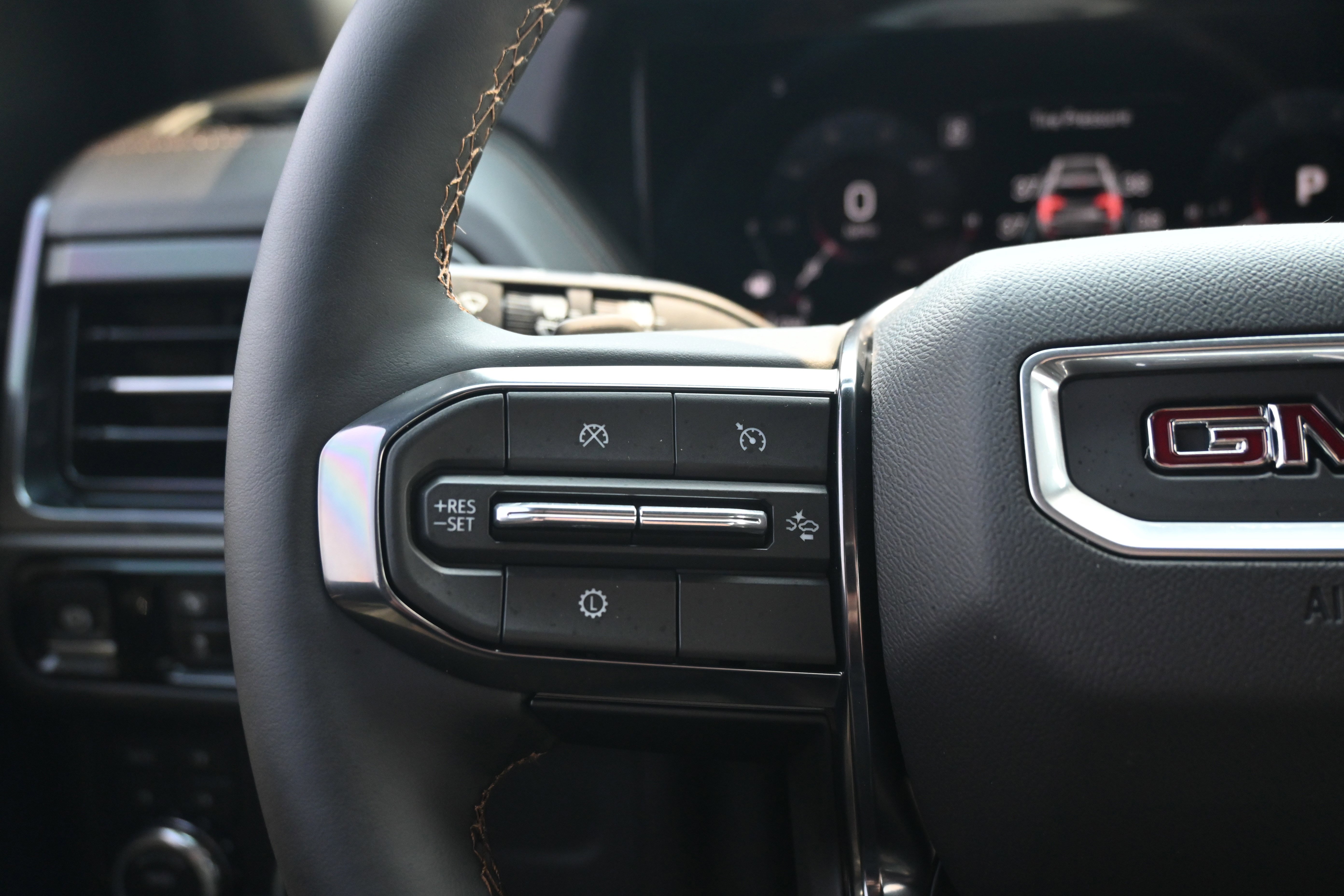 Used 2026 GMC Yukon XL AT4 image 33