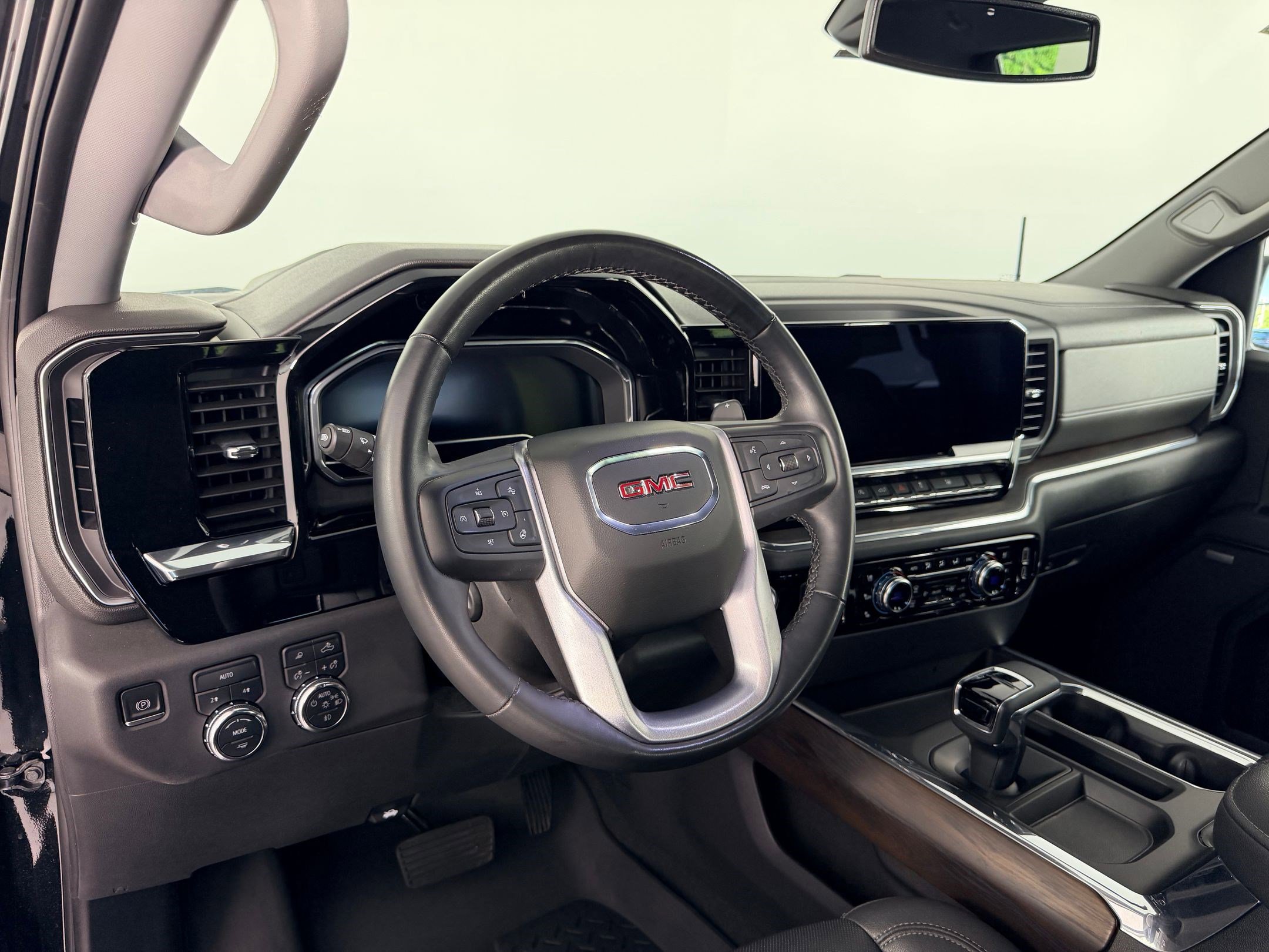 Used 2023 GMC Sierra 1500 SLT w/ SLT Premium Plus Package AWD/4WD image 4