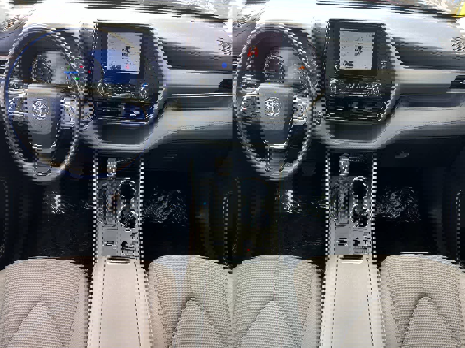 Used 2023 Toyota Highlander LE image 4