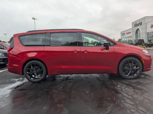 New 2026 Chrysler Pacifica Limited w/ S Appearance Package FWD image 10