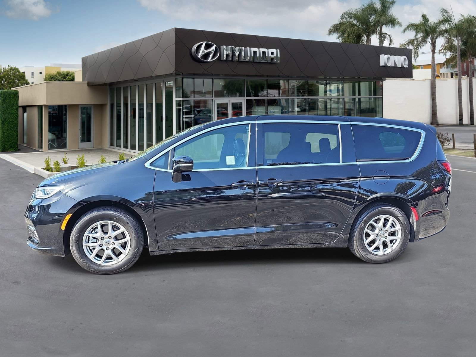 Used 2025 Chrysler Pacifica Select FWD image 6