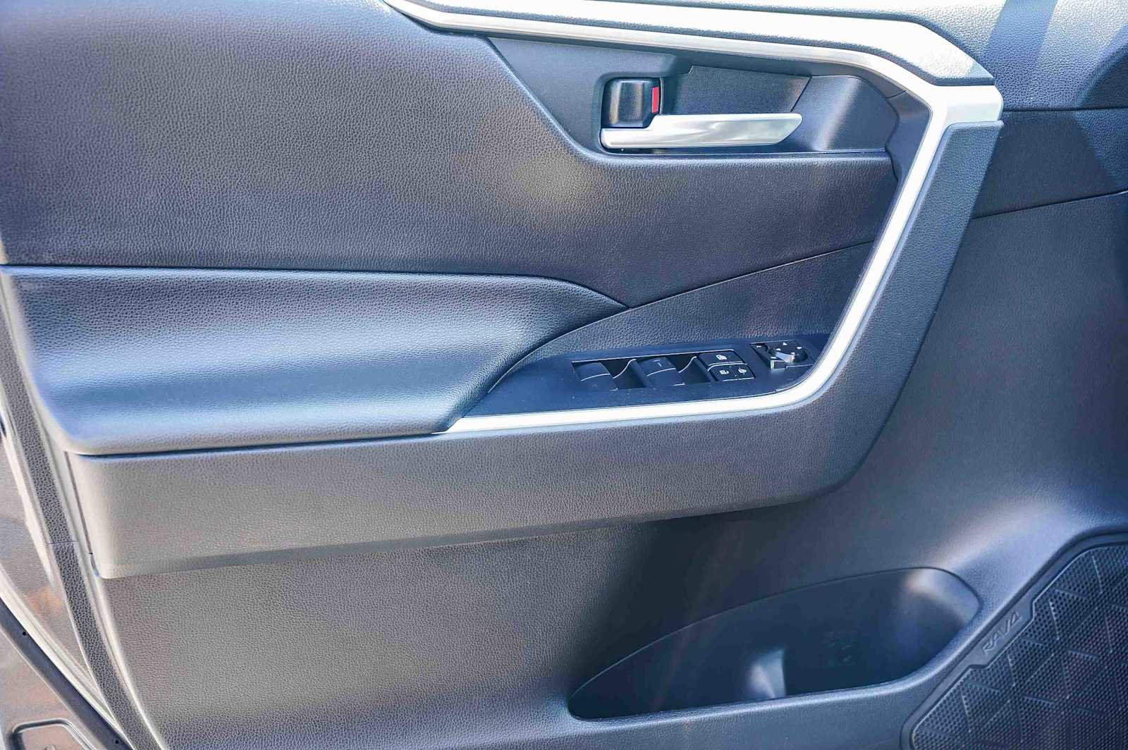 Used 2020 Toyota RAV4 XLE image 16