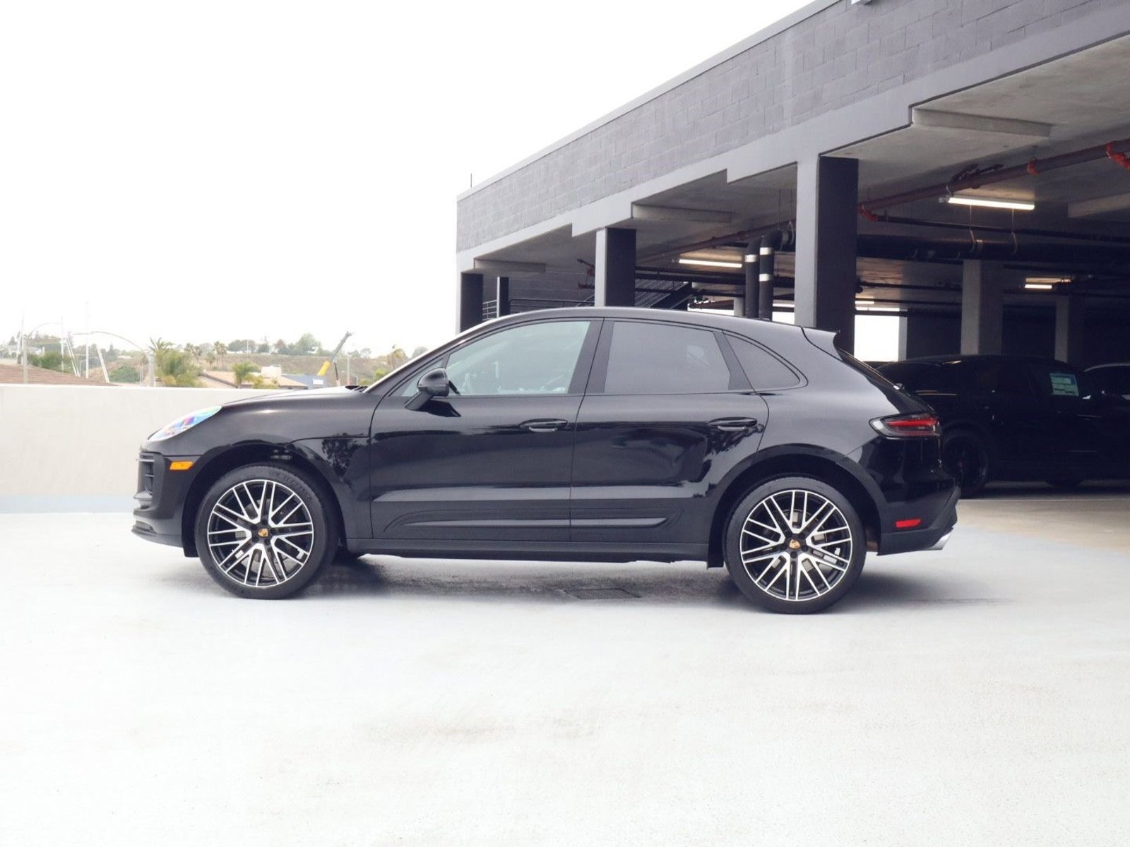 Certified 2025 Porsche Macan image 2