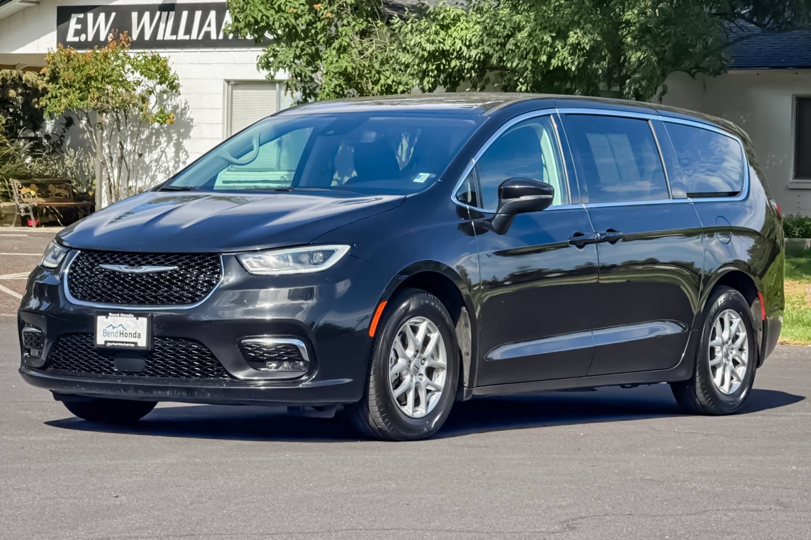 Used 2023 Chrysler Pacifica Touring-L FWD image 9