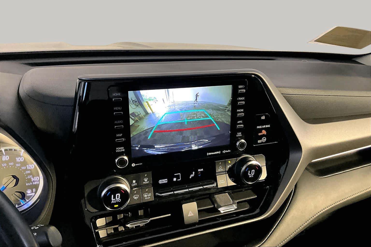 Used 2020 Toyota Highlander LE AWD/4WD image 29