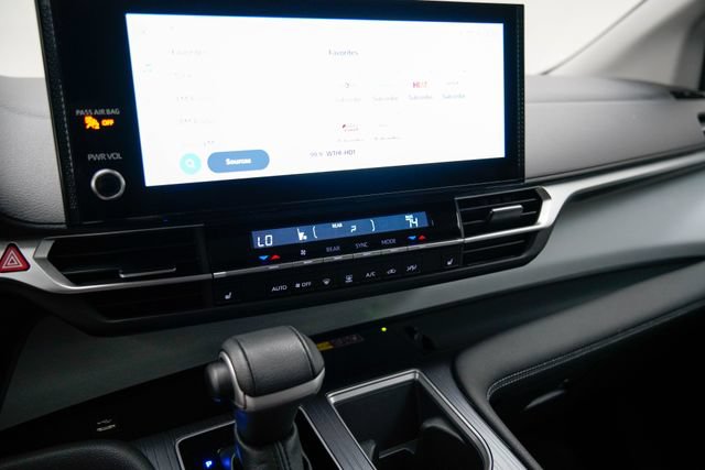 Used 2025 Toyota Sienna XLE FWD image 28